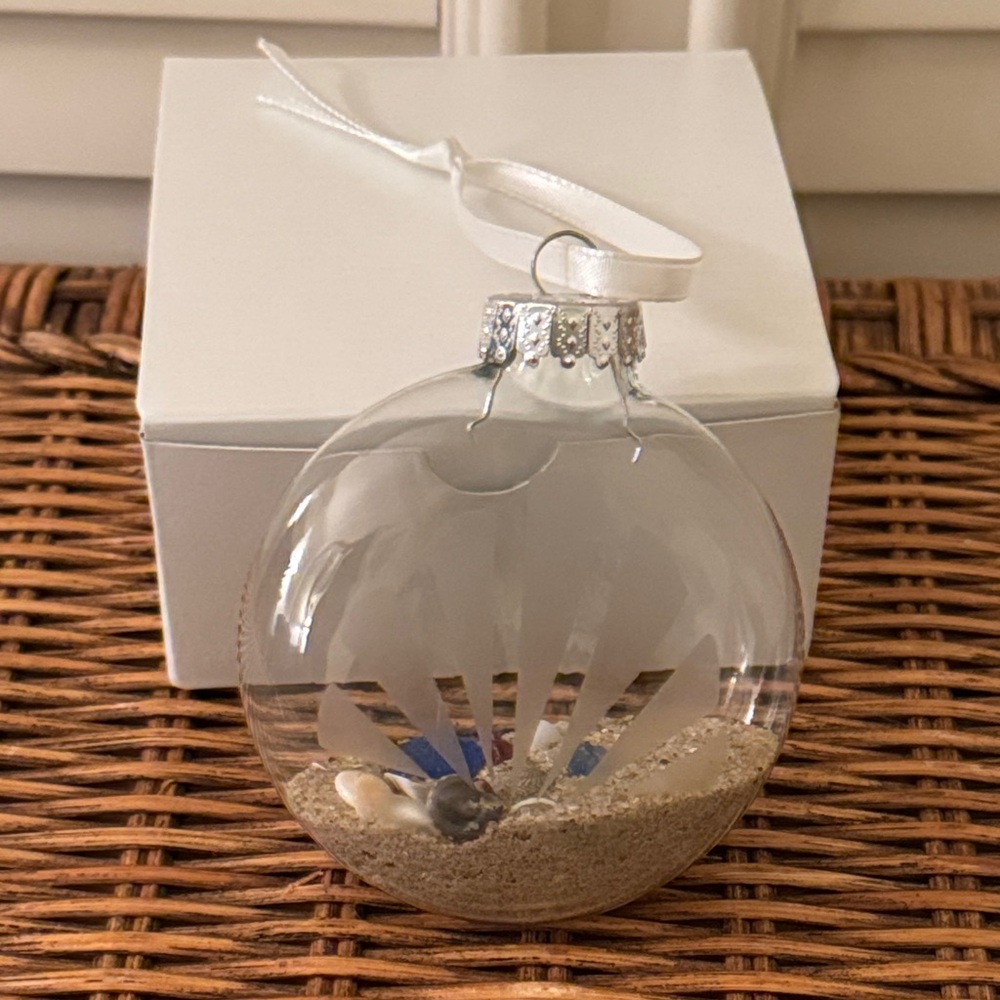 Elegant Clear Glass Ornament with Sand and Seashells - Picture 1 of 2